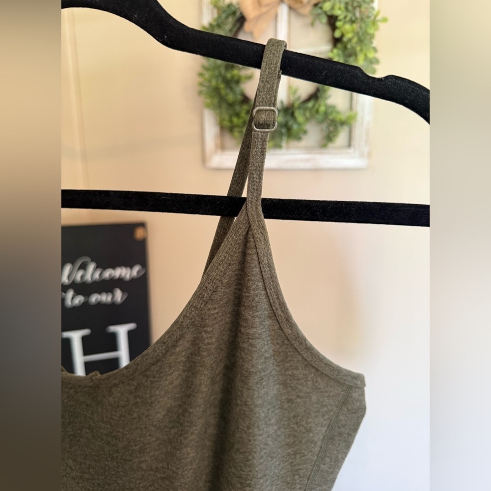 Old Navy  Women’s Onsie Athletic Cloud+ Sleeveless 7/8 Bodysuit Size Lar… - Picture 7 of 12